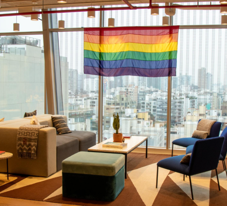 gestos simbólicos a favor de la comunidad LGBT+